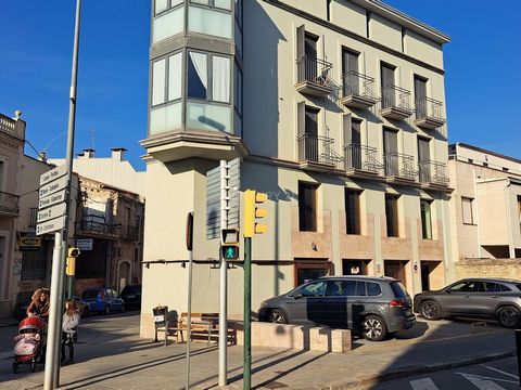 Super endroit à cinq minutes de la Rambla de Figueres. D'une surface utile de 102 m², il dispose d'une grande surface de locaux et premier étage, wc à chaque étage, sortie de fumée, et possibilité de faire une petite terrasse extérieure. Un lieu aux ...