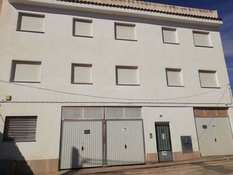 Complete residential building with garage in Villatobas (Toledo) Opportunity for investors. The main economic activity of this municipality is agriculture, with the main crops being vines, cereals and olives. He has very good communication, Location:...