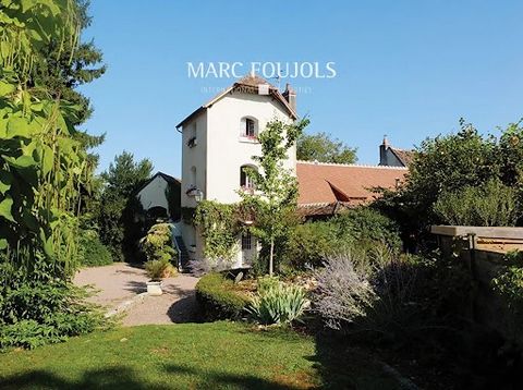 Ideally situated in the heart of the Sancerre vineyards, on the banks of the Loire and only 2 hours from Paris, the property enjoys an exceptional setting, rich in heritage. The estate (former inn) dates back to 1860, and extends over 1ha of parkland...
