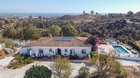 Stunning four bedroom detached villa in Mijas, just a 2km drive to the sought-after town of La Cala de Mijas with numerous bars, restaurants and the beach. Ideally situated only a 30-minute drive to Malaga airport and a similar distance to Puerto Ban...
