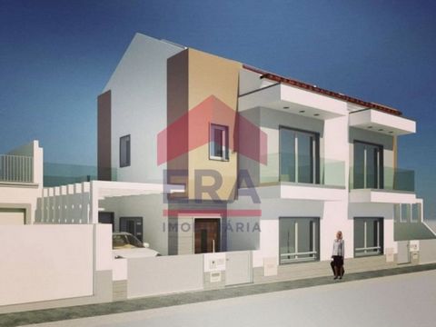 New 2 bedroom townhouse in Ferrel - Peniche. With private garage. Solar panel and pre-installation of air conditioning. PVC frames with double glazing and electric shutters. With patio, two balconies and terrace. Both bedrooms with fitted wardrobes. ...
