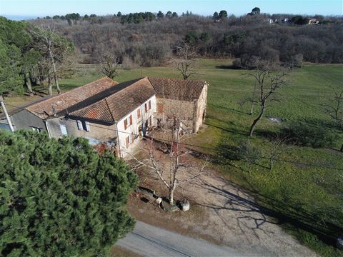 Farmhouse to restore in the town of Tecou. Located on the heights, the charm operates as soon as you arrive on site with its clear view towards a small wood. It has a potential of 400m² with a recent roof on a plot of land of 4800m². Part of the buil...