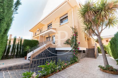 273 sqm house with Terrace and views in Puerto de Sagunto.The property has 5 bedrooms, 3 bathrooms, fireplace, 2 parking spaces, fitted wardrobes, laundry room, balcony, garden, heating and storage room. Ref. VV2305048 Features: - Terrace - Garden - ...