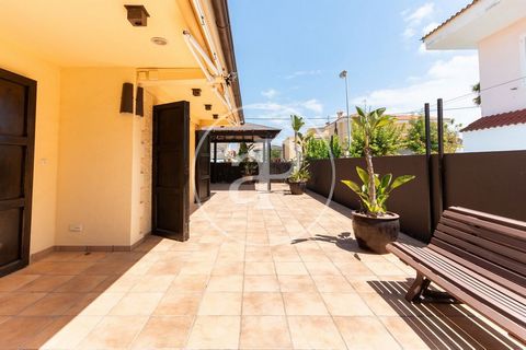 288 sqm house with a 100sqm Terrace in Xilxes.The property has 3 bedrooms, 3 bathrooms, swimming pool, fireplace, 3 parking spaces, air conditioning, fitted wardrobes, laundry room, garden, heating and storage room. Ref. VV2308025 Features: - Air Con...