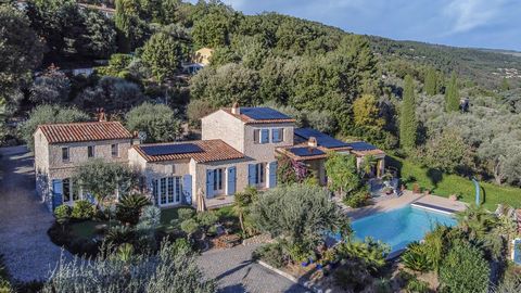 Superb Proveníçal stone house located on the heights of the charming village of Le Tignet, offering a panoramic view stretching from the Bay of Cannes to Lake Saint-Cassien, up to the Tanneron hills. With a total area of approximately 207 m2, this pr...