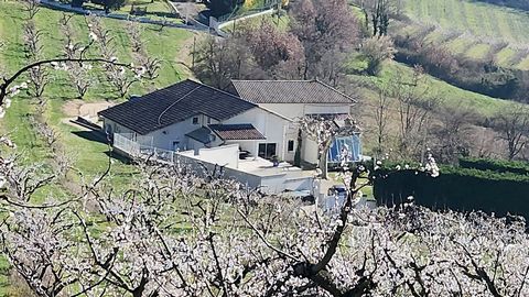 Located in a quiet area, in the heart of the orchards of the north of the Drôme and 8 minutes from the Chanas motorway exit, this charming 19th century property has more than one attraction. Located on a plot of 5000 m2 including 3000 m2 of fruit tre...