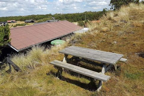 Wechseltag in der Saison 2022 ist hier der Sonntag! Gemütliches, teils modernisiertes Ferienhaus auf einem großen Dünengrundstück. Direkt hinter dem Haus führt eine Treppe hinauf auf eine hohe Düne, wo Sie mit einer Tasse Kaffee oder einem kühlen Gla...