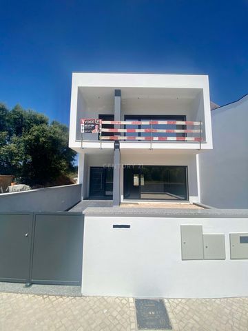 New house in a quiet area at the gates of Pombal, inserted in the urban area and at the same time in a quiet environment overlooking the green area. Road access, practical and safe. The villa has 2 floors above the threshold level and a basement/gara...