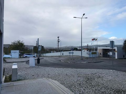 Shop with 54 m2 with storage and parking. Located in the Meia-Laranja urbanization in Santo Antão do Tojal, it is in a residential area, but with excellent access and plenty of parking. 5 minutes from Loures, the A8 and the entrance/exit of the CREL ...
