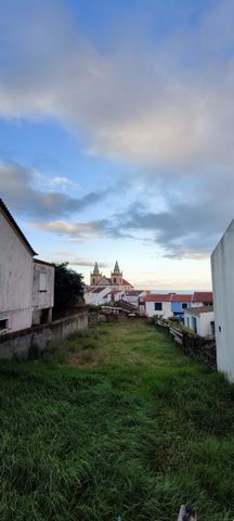 Urban land with 2 ruins for restoration very well located in the parish of Ribeirinha near the parish services. Excellent opportunity to build or restore your home, or even for investment.