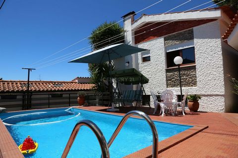 Villa with magnificent garden, swimming pool, barbecue, rustic wine cellar, laundry, and with a very central location in Vila do Sátão, located on the main avenue. This property with a high standard of quality, in addition to housing, has the potenti...