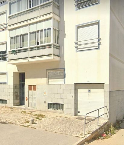Garaje (BOX) situado en Campo Soares dos Reis Nº 37A, Feijó. Con una superficie construida de 17m2, ventanas al exterior y electricidad, se ubica en un edificio con entrada independiente y un condominio organizado. Zona céntrica con transporte públic...