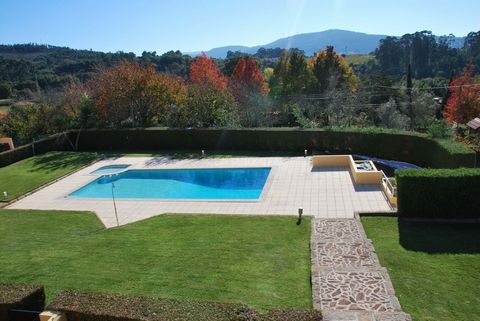 Excellent 3+1 bedroom villa with 3 fronts in a gated community with swimming pool. Consisting of basement, ground floor, 1st floor and an attic adapted to a bedroom with direct light. Stunning views of the Miño River and Spain ( Monte de Santa Tecla)...
