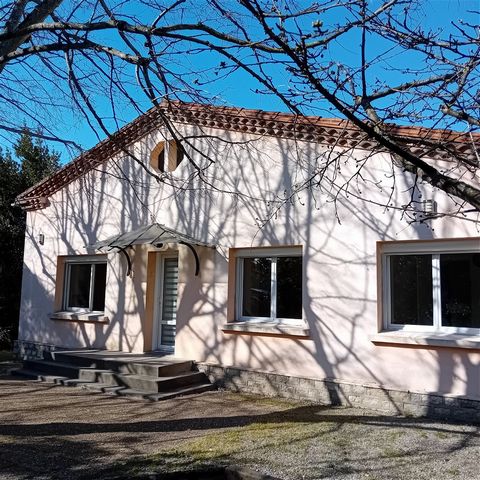Quiet, but two minutes walk from the Bram center, this villa (T4) on 900m2 enclosed and wooded is perfectly renovated and ready to settle down. South facing and very bright. City gas central heating, double glazing throughout with electric shutters. ...