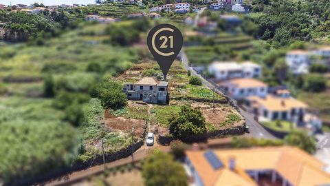 This construction-friendly plot of land comes with a two-bedroom (T2) house, located in the parish of Gaula, at an altitude of approximately 255 meters above sea level. With a total area of 2,550m2, as evidenced in the images of this advertisement, t...