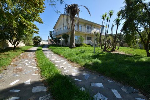 T9 house to be restored on a plot of land with 26640m2 located in Gaeiras, Óbidos. In need of complete renovation, the potential of this house is incredible, resulting in a great opportunity to transform it into the home of your dreams! Located in th...