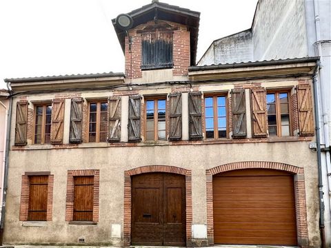 Ideal location 2 mins walk from Place du Vigan and close to main roads. This building with exposed red brick located in the city center of Albi offers a great investment opportunity. With a living area of 272 m², this baptism consists of a large gara...
