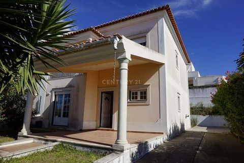 Villa jumelée, T3 avec un surface totale de 339 m2, située à Sobral da Lagoa , Óbidos. L'extérieur dispose d'une aire de stationnement pour trois voitures, d'un porche et d'un jardin devant la villa et d'un petit jardin à l'arrière. Le 1er étage comp...