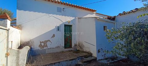 Whether for permanent housing or investment, we present a great real estate opportunity in Terrugem, Elvas. This typical Alentejo house is more than a property; It is a solid investment, especially targeted at those looking for security and income. P...