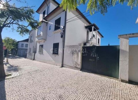 Individual house next to the Court of Guimarães Certainly one of the best opportunities to live in a privileged location. With the possibility of delivering the property with the 