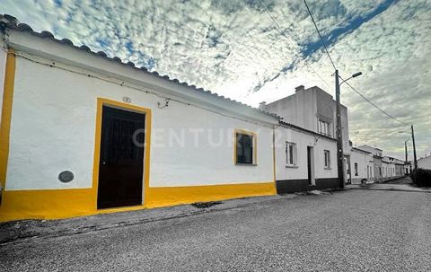 We present an excellent investment opportunity: a T2 house, ideal for rehabilitation and placing on the rental market. With a quiet location, just 10 minutes from the center of Beja, this property offers several possibilities. House composition: Kitc...