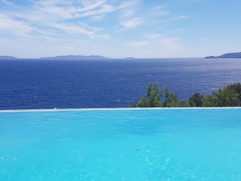Splendid well appointed property located about 5 minutes walk from the beach, and about 5-7 minutes from the centre of Le Lavandou by car. Villa on 2 levels (plus a swimming pool level) built in the 1970's/80's and renovated entirely with quality mat...
