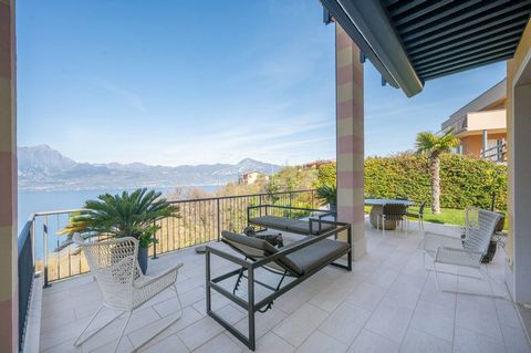 Atemberaubende Eckvilla mit atemberaubendem Blick auf den Gardasee in Albisano, Torri del Benaco Wenn Sie davon träumen, eine Luxusresidenz inmitten der Schönheit des Gardasees zu besitzen, ist diese Villa genau das, was Sie sich schon immer gewünsch...