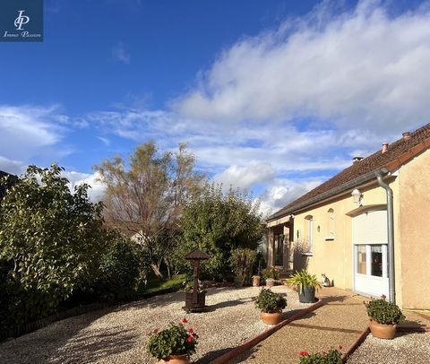 FOR SALE IN POUILLY-EN-AUXOIS SINGLE-STOREY HOUSE TYPE 6. Pleasant house in perfect condition of 100m2 with beautiful enclosed garden of 800m2. Entrance hall, large bright living room of 32m2, (tiled) opening onto a terrace and access to a veranda, b...