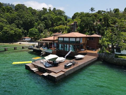 Spectacular mansion in a place with crystal clear water in Angra dos Reis - RJ. Private beach with crystal clear water! There are a total of 7 rooms! Treehouse with a suite! Outdoor suite with a breathtaking view! House with elevator. Main house. Lar...