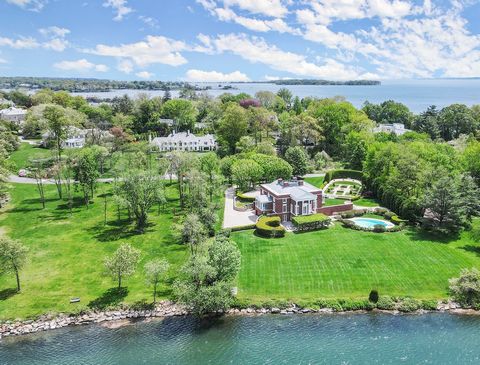 Domaine royal au bord de l’eau à Mead Point, l’une des rares communautés fermées de Greenwich, dans le Connecticut. Idéalement situé sur 2 acres glorieux avec des jardins de parterre Renaissance, une piscine luxueuse et de vastes pelouses ouvertes s’...