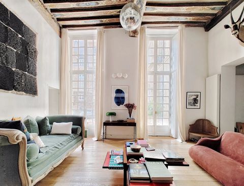 In the heart of the historic Marais, in a listed 17th century mansion, the Vaneau group presents a magnificent property completely renovated with a surface area of 145.86 m² Loi Carrez (161.35 m² floor area), arranged on three levels. Quiet on a beau...