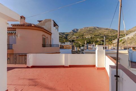 Property in Itrabo 15 minutes from the beach of Salobreña. It has a total of 122 m2 built that are distributed as follows: On the ground floor we find a cosy living room, a separate equipped kitchen and a bathroom with a shower. On the first floor th...