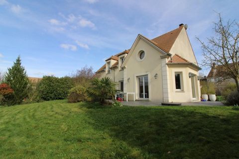 WRB Conseil Immobilier is pleased to invite you to come and discover this pretty house of more than 155m2 on a plot of 1000m2 in a quiet and not overlooked area in the pretty village of Villette, less than 15min from the A13. Past the entrance hall, ...