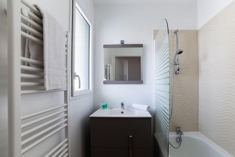 This comfortable studio for four is located in the 3-star residence Les Balcons de l'Océan. It is about 400 m from the center of the seaside resort of Biscarosse-Plage and just 150 m from the beautiful extensive sandy beach. The studio has a living r...