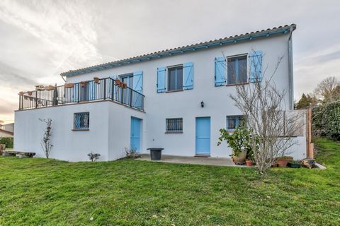 Very bright villa of 146 m2 of living space on 1352 m2 of fenced garden, with a wide variety of fruit trees. Ideally located, close to all amenities, this house offers beautiful volumes: a living room of 51 m2 with an equipped and open kitchen, an of...
