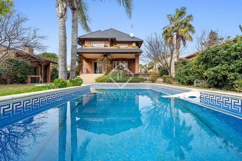 Lucas Fox presents this property with architectural characteristics with a marked American style. The natural brick on the façade and the structure with exposed wooden beams on the exterior of the roof give it a singular and almost unique aesthetic i...