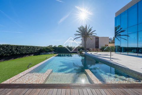 Lucas Fox is pleased to present this exclusive villa on the Costa Dorada and available for the most demanding buyer. This property is located in a unique location, facing the sea, on a 1,148 m² plot , completely flat and elevated on a cliff above the...