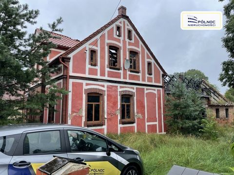 PÓŁNOC NIERUCHOMOŚCI offers for sale a property located in Stary Węgliniec, Węgliniec commune. The offer we present concerns a plot of land with an area of 1300 m2 developed with a residential building with a utility part and a garage. The property w...