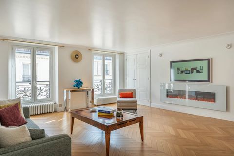 Paris 9th, traversing apartment with 4 bedroom, ideal for a family, only property on this floor Close to the prestigious Place de la Madeleine, a through apartment with 146m2 of living space on the 4th floor access via a communal lift of an 1890 buil...