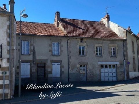 Je vous propose de découvrir cette maison mitoyenne, à rénover, située sur la commune de Saint-Dizier Masbaraud, toutes commodités accessibles à pied, à dix minutes de Bourganeuf. Elle se compose au rez-de-chaussée, d'un hall d'entrée puis d'une pièc...