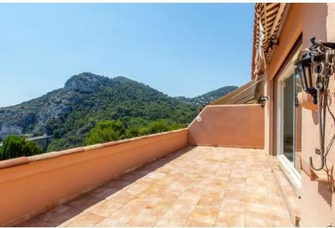 Èze - Moyenne-Corniche: A few minutes walk from the medieval village of Eze and 15 minutes from Nice or Monaco, in a charming little well-maintained housing estate, pretty terraced house of 149.64 m² (121.45 m² Carrez law), completely renovated with ...