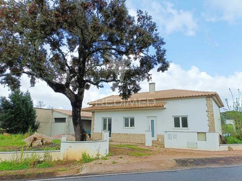 2 bedroom detached house, new in the finishing phase. Close to the Sanctuary of Fatima. Inserted in a plot of 433m2, with excellent sun exposure. Comprising living room, kitchen, bathroom, 2 bedrooms, annex with cover for parking, barbecue, service a...