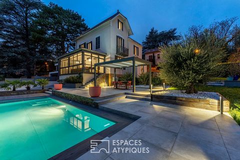 Located near the centre of the beautiful village of Saint Cyr au mont d'Or, this 1902 Bourgeois house completely renovated in 2019 is set on a plot of 1130m2 with swimming pool and contemplative views of Lyon. The entrance, magnified by the high ceil...