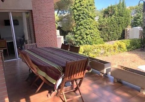 Magnificent house in Sant Salvador 200 meters from the beach. It is on the border with Comarruga in a quiet area but close to all services. It is built on 4 winds and has 270 m2 on a plot of 606 m2. The plot is corner with access for vehicles on 2 st...