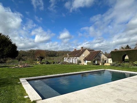 Stunning set with views Pole Vault - 2h00 from Paris In the heart of the golden triangle of the Perche, not far from REMALARD and LONGNY-AU-PERCHE, superb property composed of a restored house with nice services, a guest bedroom and a large outbuildi...