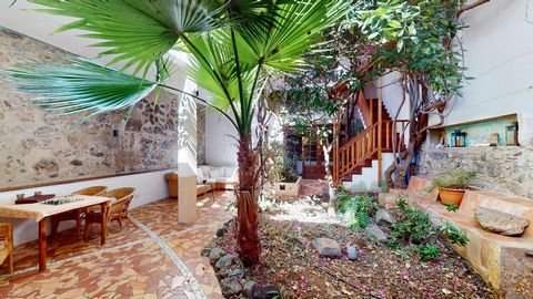 Charming house with a quiet patio in the heart of the popular La Isleta neighbourhood. Some call the house a pearl, others a jewel. In any case, it is unique in Spanish colonial style: rather plain on the outside, it surprises on the inside with spac...