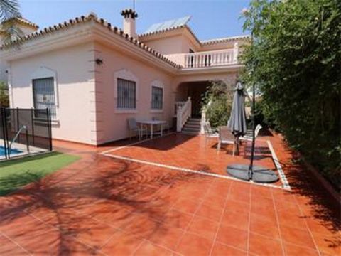 Detached Villa, Torremolinos, Costa del Sol. 6 Bedrooms, 3.5 Bathrooms, Built 318 m², Garden/Plot 514 m². Setting : Close To Sea, Close To Town. Condition : Excellent. Pool : Private. Climate Control : Air Conditioning. Features : Fitted Wardrobes, N...