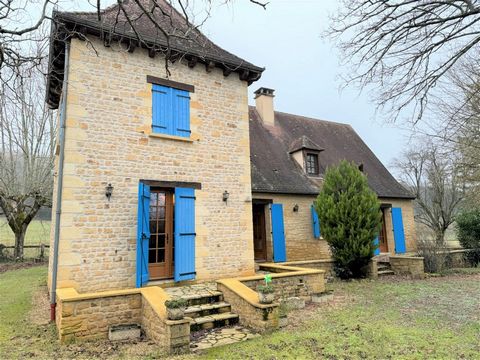Charming house with garage, swimming pool on land of over 2700 m2, nestled on the outskirts of a village in the Dordogne valley with all shops, and a short distance from Sarlat-la-Canéda. This stone house, flanked by its dovecote, offers on the groun...