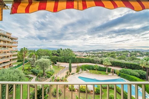 In a prestigious secure residence with caretaker, tennis court and swimming pool, spacious 2-bedroom apartment with terrace of 65 m² offering a breathtaking 180° panoramic view. This apartment consists of a living room, a separate fitted kitchen, two...