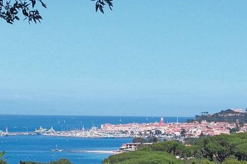 At the heart of a high-end neighbourhood, this property offers flat and prettily laid-out grounds in an elevated position, enjoying a fabulous view of Saint-Tropez and the entire bay. A villa basking in light and offering, in winter, an amazing view ...